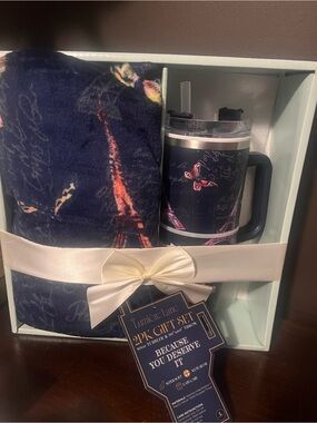 Lumiere Navy Floral 2-Piece Gift Set - Blanket & Travel Mug